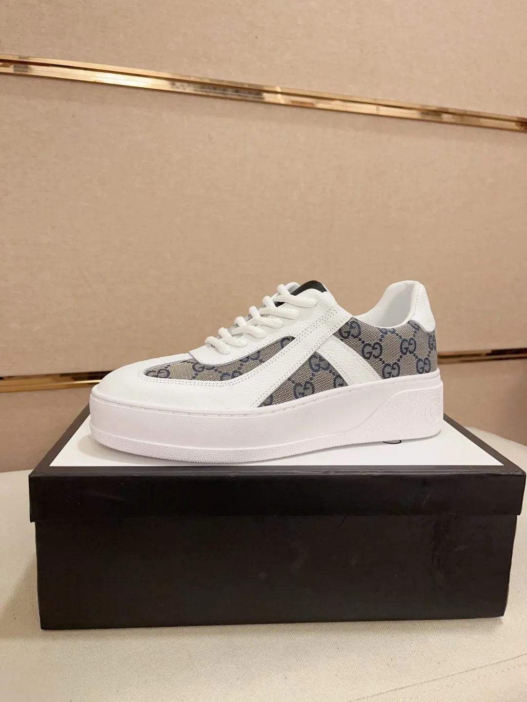 Men's shoes 💰: 420💰 [Gucci] Gucci's latest casual men's shoes, welcome to 1:1 comparison, a popular Hong Kong counter casual shoe, counter quality, support inspection, high-quality workmanship, uppers made of Italian imported calfskin, sheepskin lining insoles original fashion sports outsole, casual fashion, high-end quality, size: 38-44.